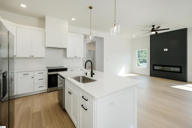 196 Folk Rd, Chesnee, SC 29323 - kitchen with appliances with stainless steel finishes, light wood-style flooring, open floor plan, a ceiling fan, and backsplash