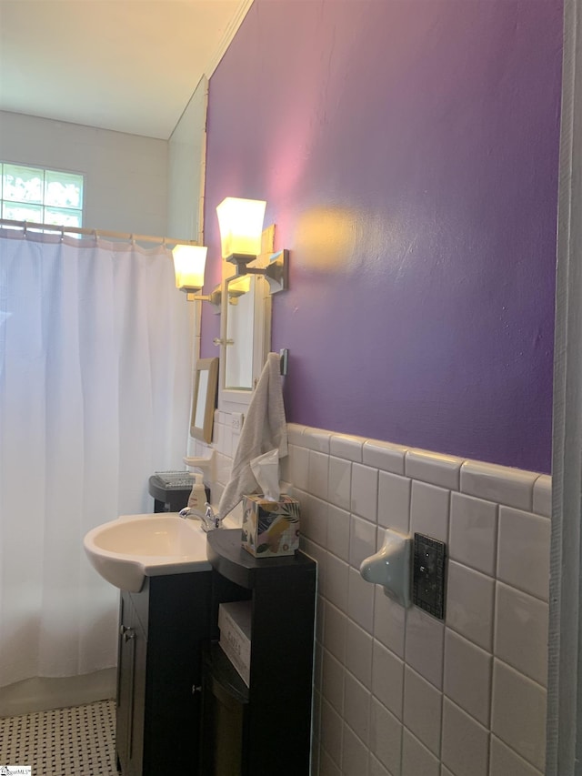 102 Highland Rd, Easley, SC 29640 - full bath with vanity and curtained shower