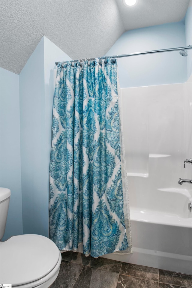 113 River Pines Trl, Greer, SC 29651 - full bath featuring shower / bath combo, a textured ceiling, and vaulted ceiling