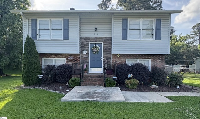 306 Corkwood Dr, Simpsonville, SC 29680 - split foyer home featuring a front yard and brick siding