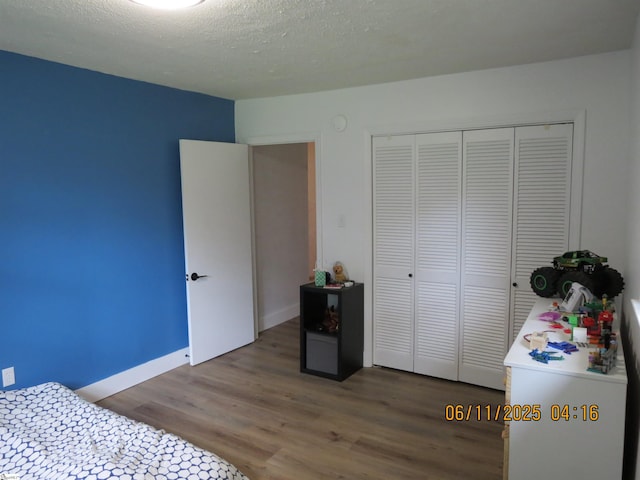 2551 Compton Bridge Rd, Inman, SC 29349 - bedroom with wood finished floors, a closet, and a textured ceiling