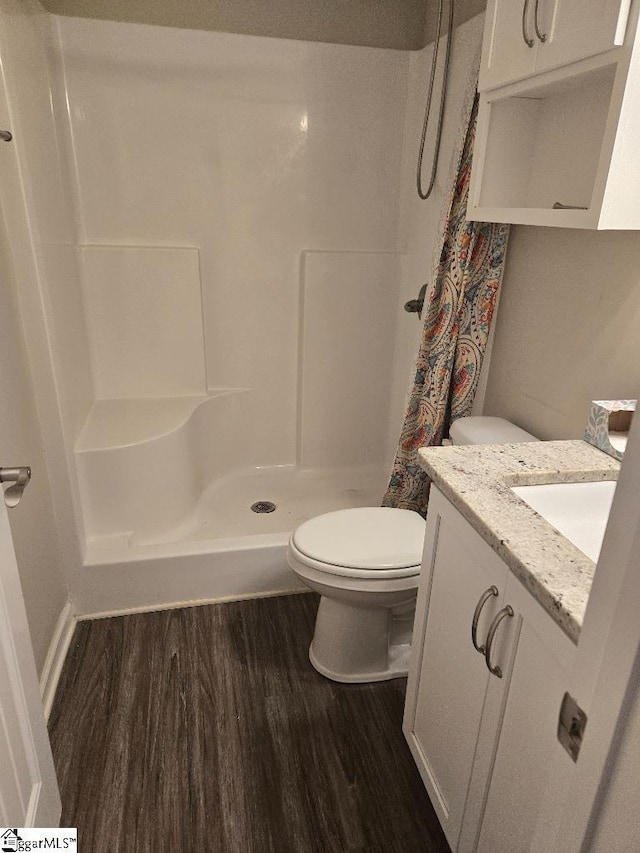 303 Plantation Pt, Anderson, SC 29625 - bathroom featuring wood finished floors, a shower with curtain, and vanity