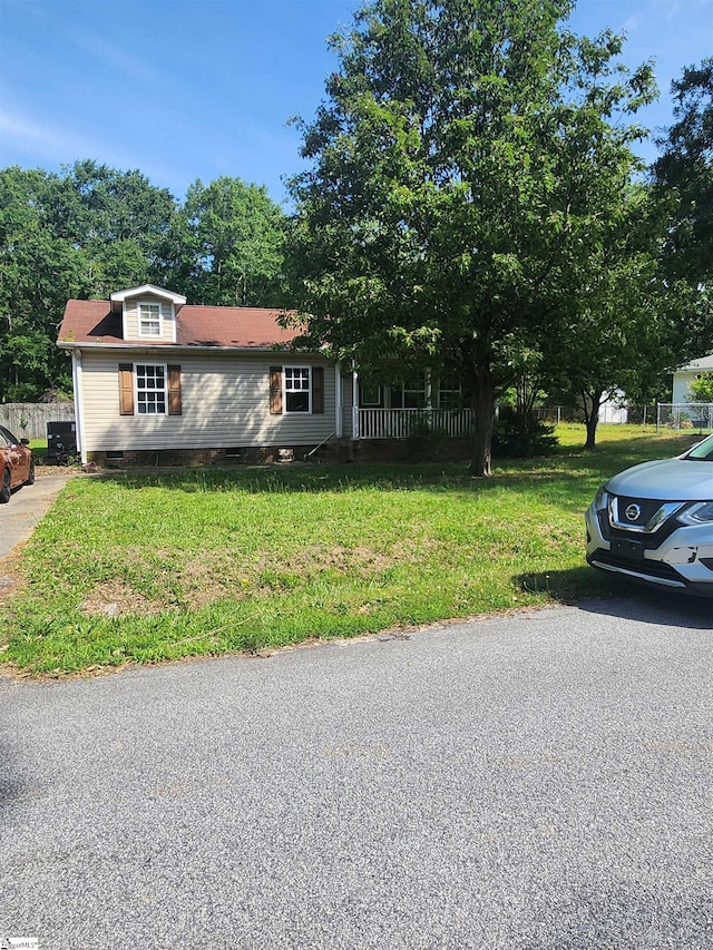109 Laurens Ct, Fountain Inn, SC 29644 - view of front of home featuring a front lawn and crawl space