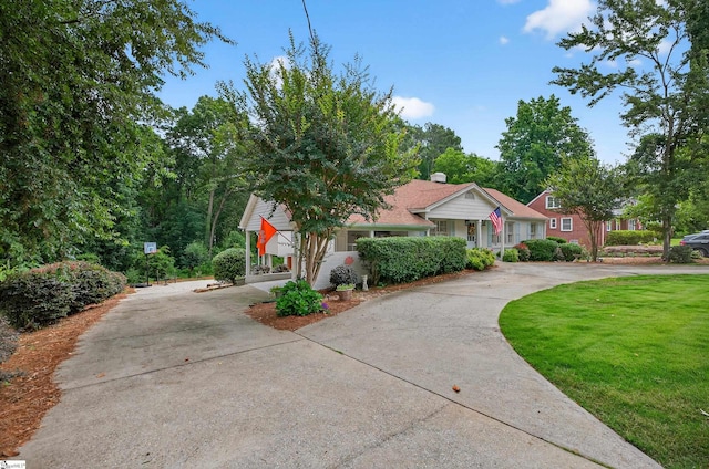 260 Riggs Dr, Clemson, SC 29631 - view of front facade featuring curved driveway and a front yard