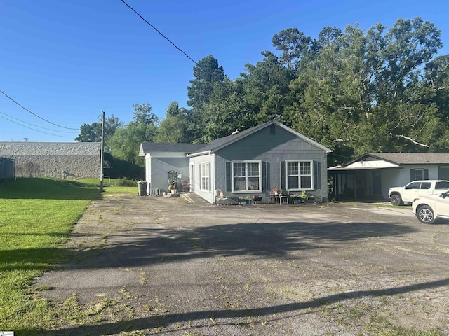 101 Elm St, Clinton, SC 29325 - view of front facade featuring a front lawn