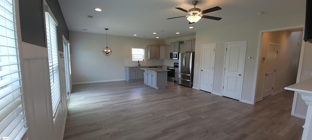 638 Grantleigh Dr, Duncan, SC 29334 - kitchen featuring stainless steel appliances, a ceiling fan, light wood finished floors, a center island, and light countertops