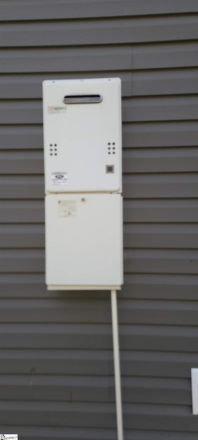 638 Grantleigh Dr, Duncan, SC 29334 - exterior view of water heater