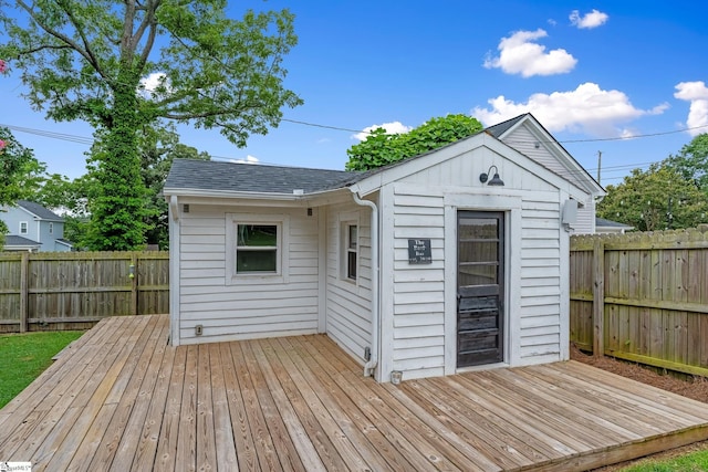 521 Anderson St, Greenville, SC 29601 - wooden deck with a fenced backyard