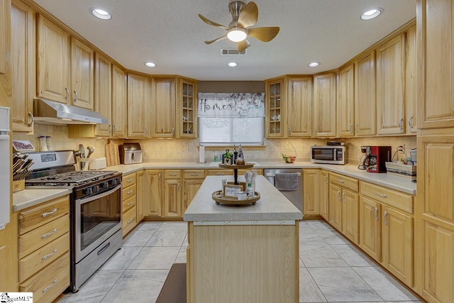 103 Birchwood St, Easley, SC 29642 - kitchen with stainless steel appliances, a ceiling fan, under cabinet range hood, recessed lighting, and tasteful backsplash