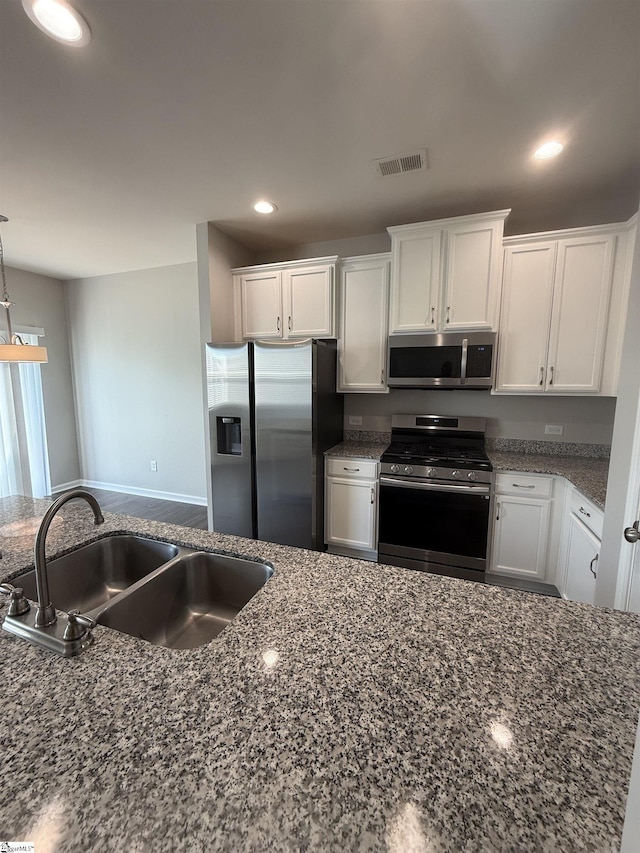 158 Clingstone Trl, Duncan, SC 29334 - kitchen featuring stainless steel appliances, white cabinets, recessed lighting, and dark stone countertops