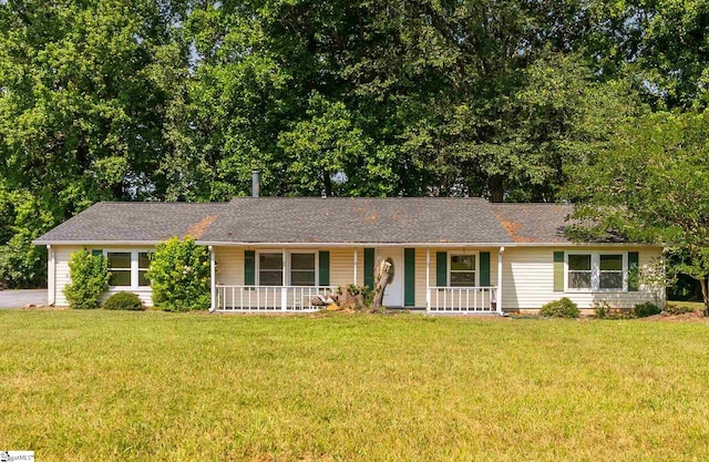 113 Commodore Dr, Duncan, SC 29334 - ranch-style house featuring a porch and a front yard