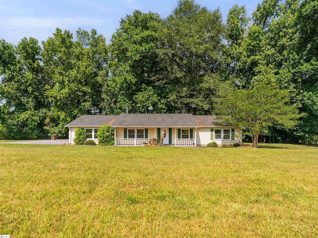 113 Commodore Dr, Duncan, SC 29334 - single story home featuring covered porch and a front lawn