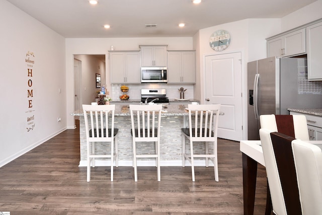805 Colmore Trl, Lyman, SC 29365 - kitchen featuring stainless steel appliances, tasteful backsplash, a kitchen bar, an island with sink, and recessed lighting