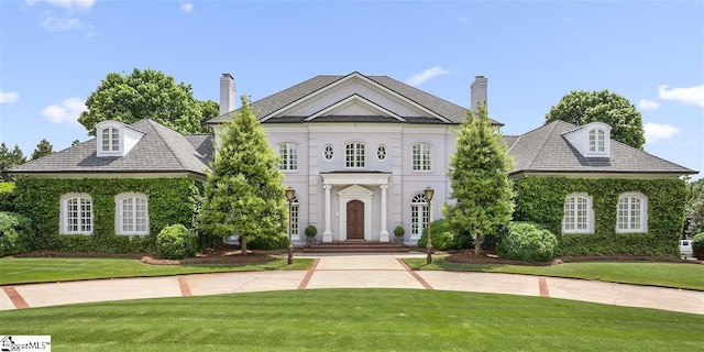 view of front of home with a front lawn