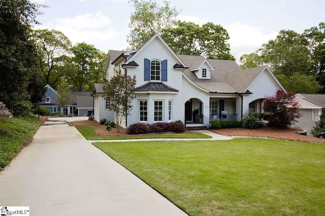 view of front of property featuring a front lawn and covered porch