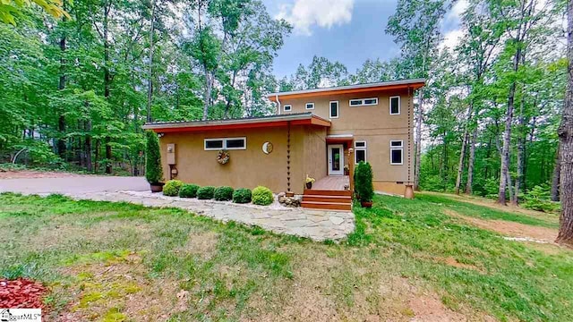 view of front of house with a front lawn