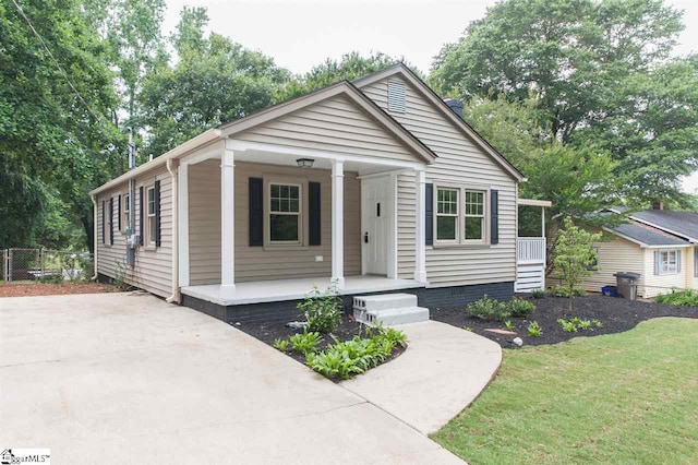 view of front facade with a porch and a front lawn