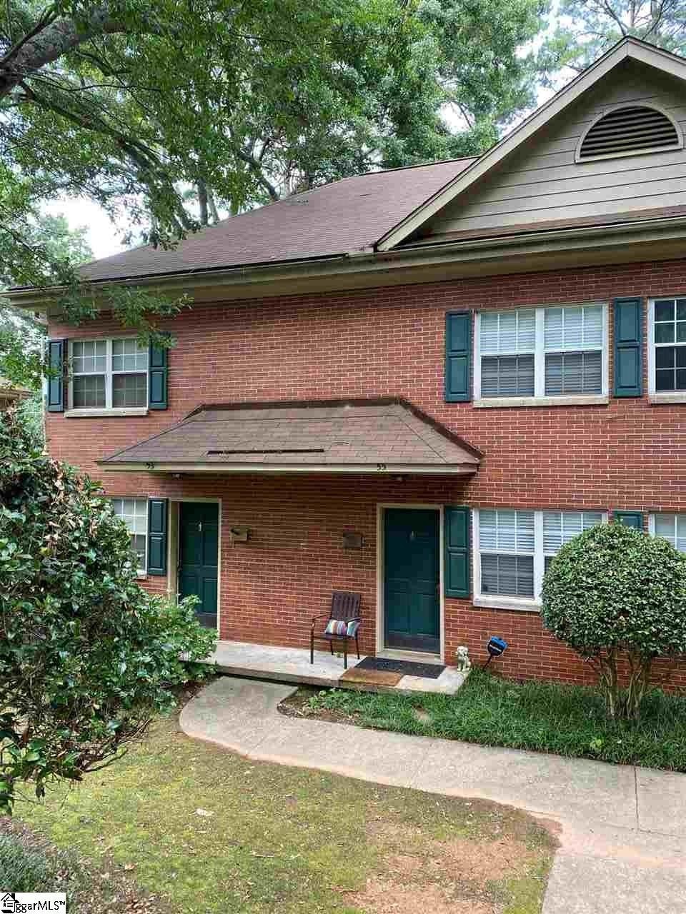 view of front of house featuring a front lawn