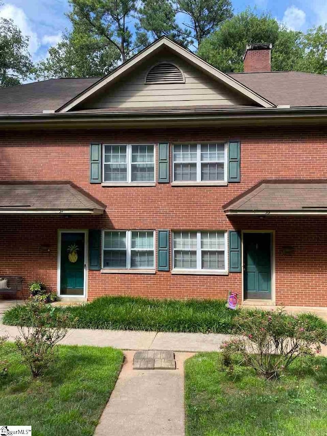 view of front facade featuring a front yard