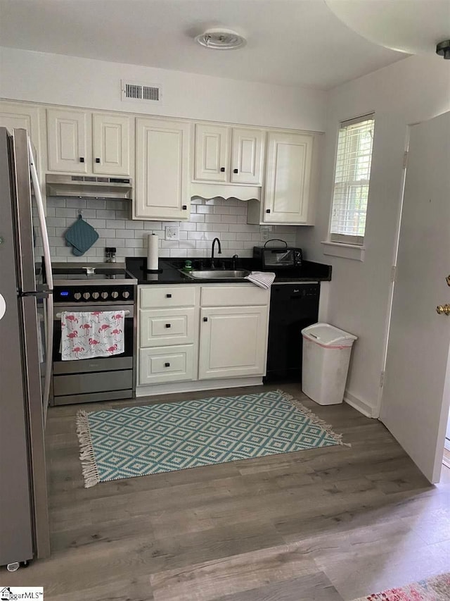 kitchen with stainless steel refrigerator, electric stove, light wood-type flooring, dishwasher, and sink