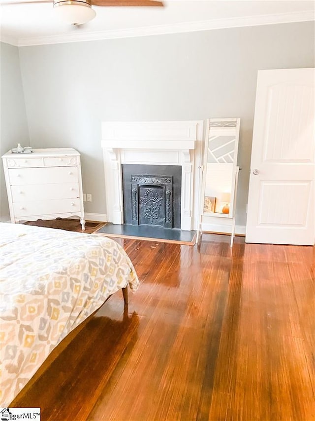 unfurnished bedroom featuring crown molding, ceiling fan, and hardwood / wood-style floors