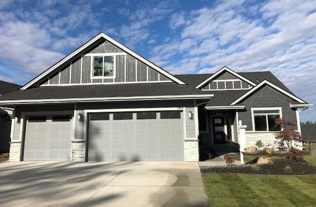 craftsman inspired home featuring a front lawn and a garage