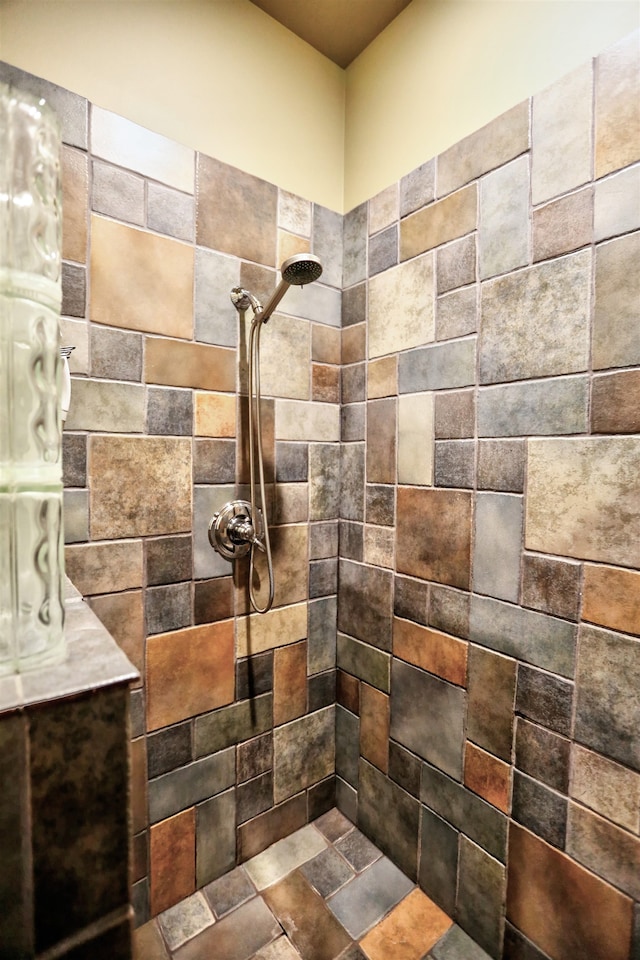 bathroom featuring tiled shower