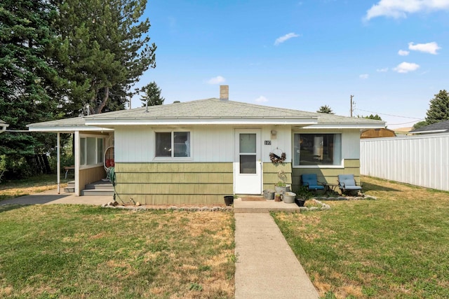 bungalow featuring a front lawn