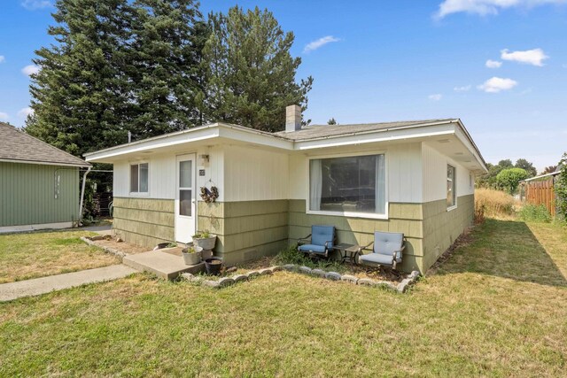 view of front of property with a front yard