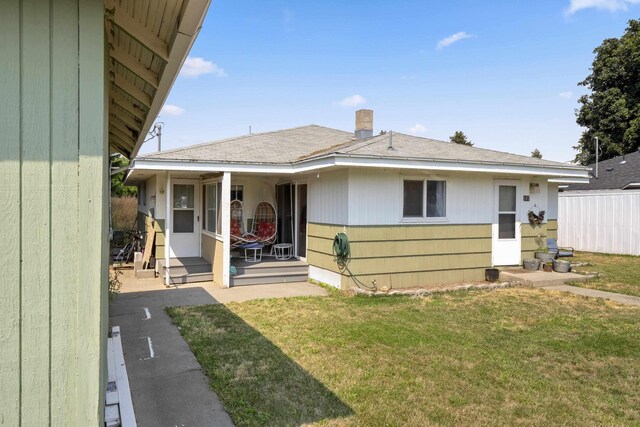 view of front of house featuring a front yard