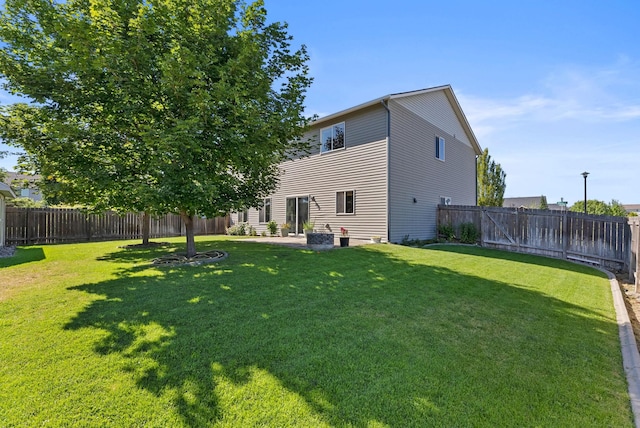 view of yard featuring a patio area