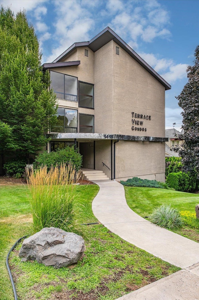 view of front of property with a front lawn