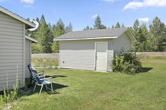 view of outdoor structure featuring an outbuilding