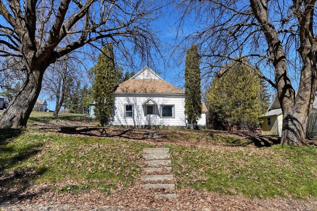 view of front facade featuring a front yard