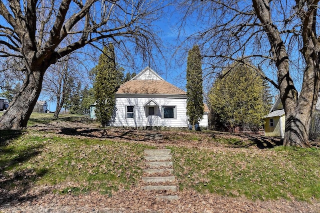 view of front facade with a front lawn