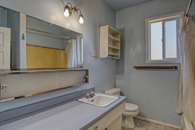 full bath with toilet, vanity, baseboards, and a shower with shower curtain