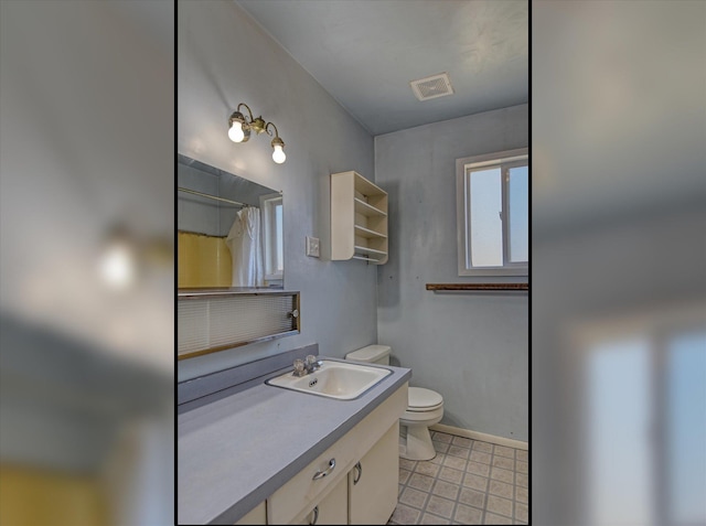 bathroom featuring curtained shower, toilet, vanity, visible vents, and baseboards