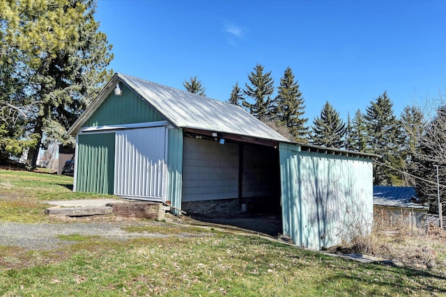 view of pole building featuring a lawn