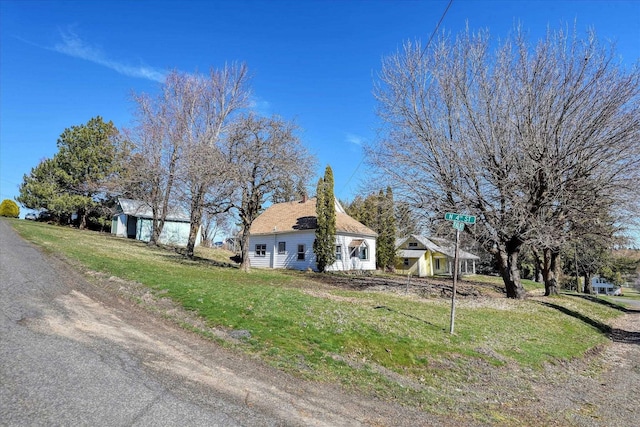 view of front of property featuring a front lawn