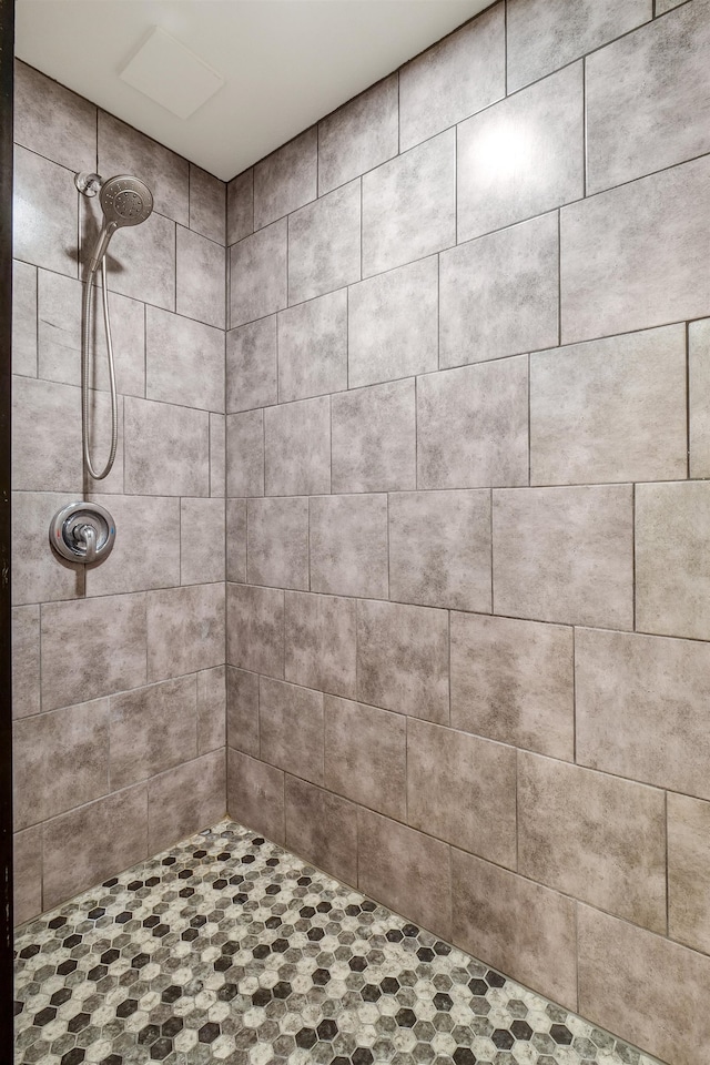 bathroom featuring tiled shower