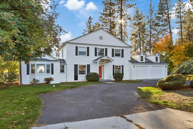 view of front facade featuring a garage and a front lawn