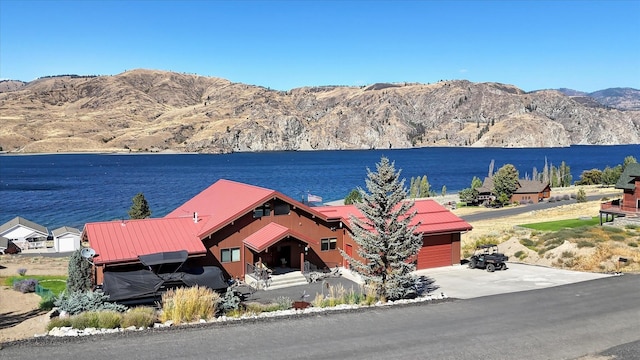 water view featuring a mountain view