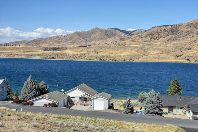 water view featuring a mountain view