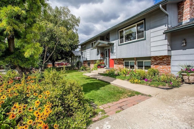 1247 E Glen Ave, Colville, WA 99114 - exterior space with a lawn