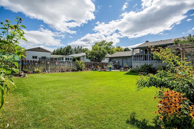 view of yard featuring a patio area