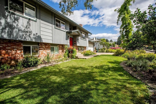 view of yard featuring a balcony