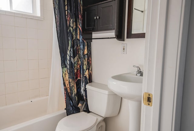 full bath featuring shower / tub combo with curtain and toilet