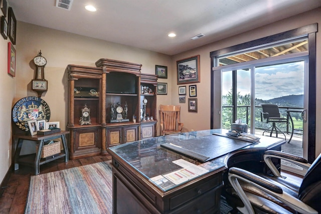 office space featuring visible vents, wood finished floors, and recessed lighting