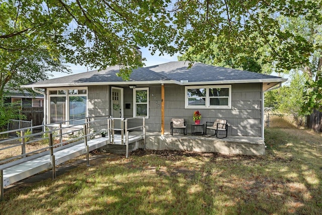 view of front facade featuring a front yard