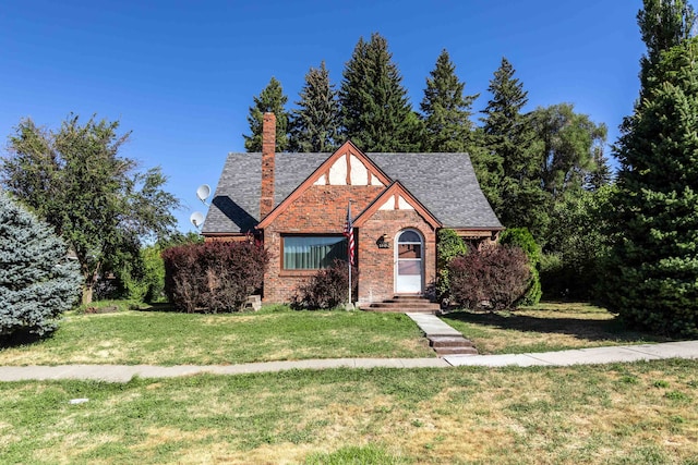 view of front of home with a front lawn